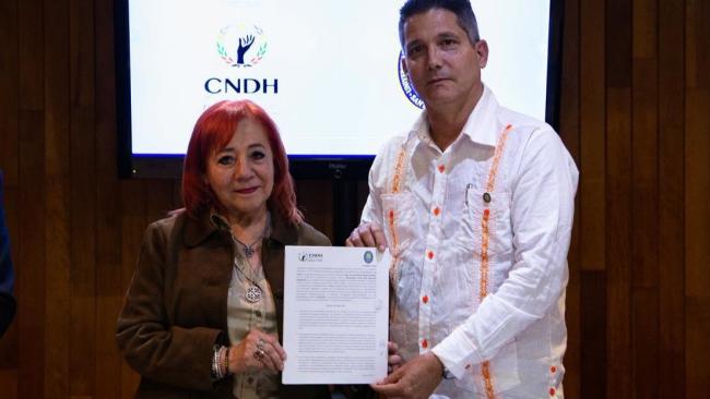 Autoridades de Cuba y México presentan el convenio.