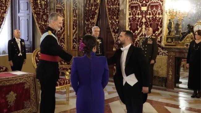 El rey de España saluda a José Manuel Escorihuela en mayo de 2023.