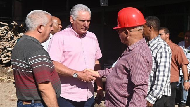 Miguel Díaz-Canel visita la fuente de abasto El gato.