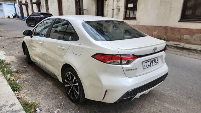 Un Toyota en una calle de Cuba.