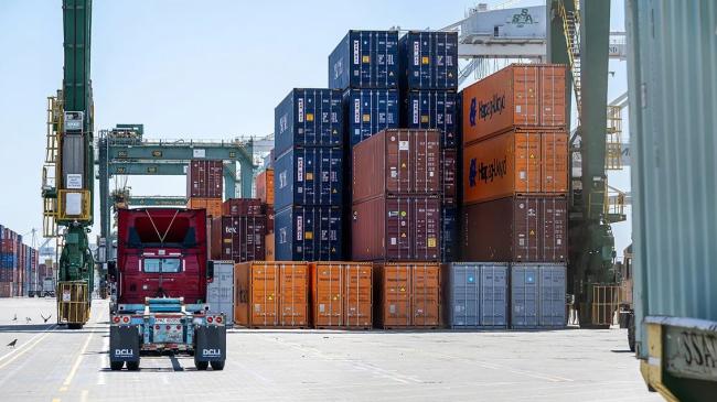 Contenedores de productos en un puerto de EEUU para su exportación.