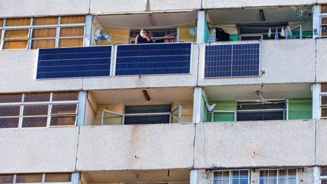 Paneles solares en apartamentos de Cuba.