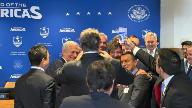 Varios presidentes latinoamericanos se hacen selfies antes de la reunión del Escudo de las Américas.