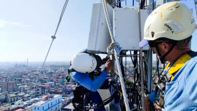 Operarios de ETECSA en labores técnicas.
