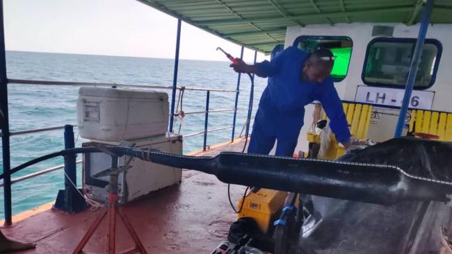 Operarios en labores de restauración de los servicios de telefonía en la Isla de la Juventud.