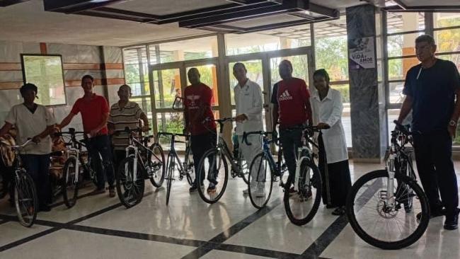 Trabajadores del hospital santiaguero premiados con bicicletas.