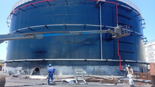Obras en uno de los depósitos de la Base de Supertanqueros de Matanzas.