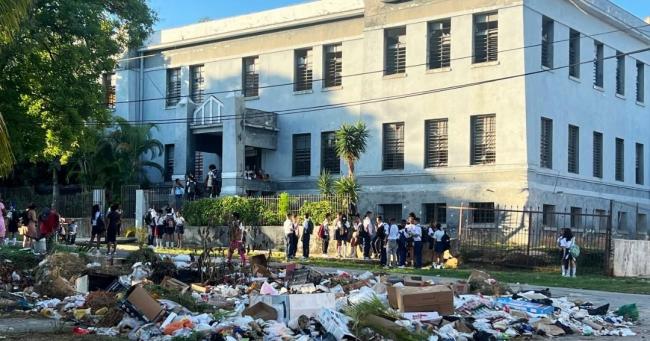 Basurero frente a una escuela en La Habana.