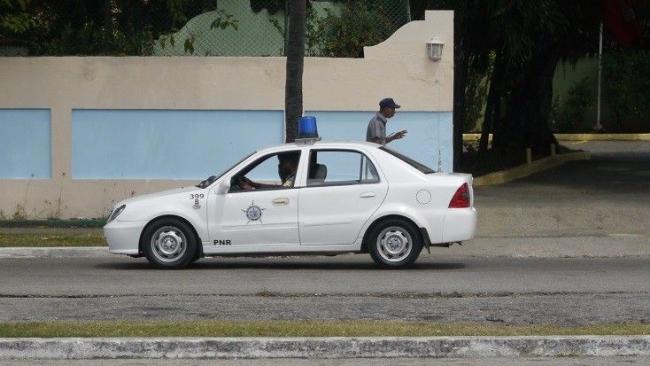 Policías cubanos.