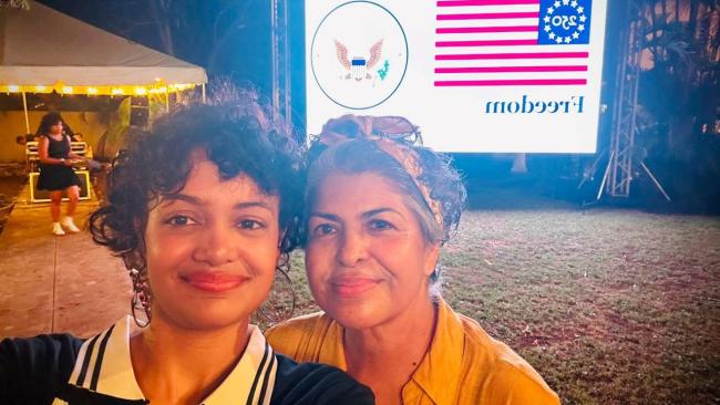 La influencer Anna Bensi y su madre.