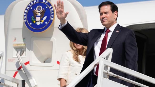 Marco Rubio al arribar a Ecuador durante su gira por América Latina.