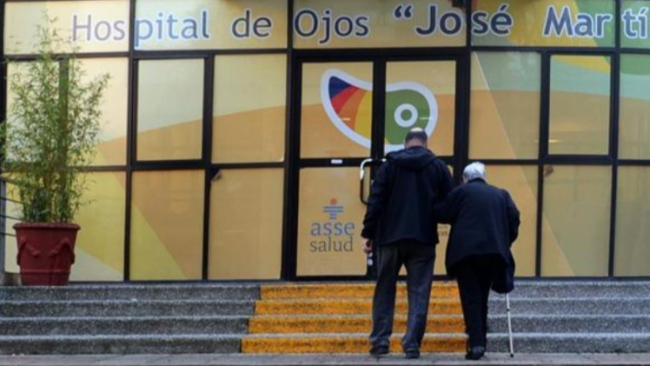 Entrada al hospital donde trabajan los oftalmólogos cubanos en Uruguay.