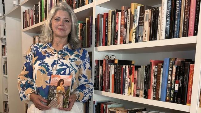 Mirta Ojito con su novela "La memoria de las olas".