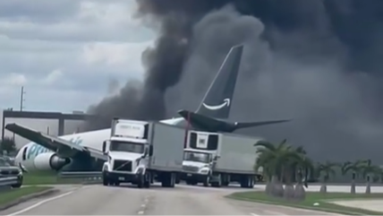El avión tras salirse de la pista de aterrizaje.