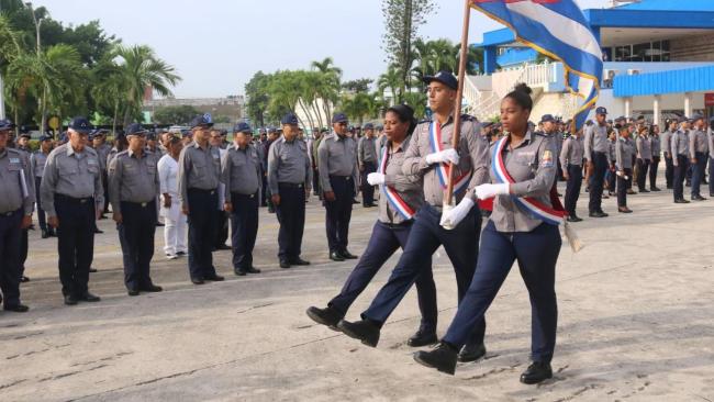 Policías cubanos.