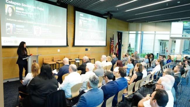 Conferencia "Colapso social en Cuba", celebrada en Miami.