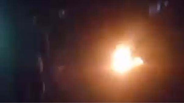 La hoguera en la vía pública en la Güinera durante la protesta.
