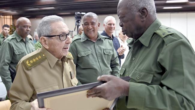 Raúl Castro en el acto por el aniversario 65 de la Dirección de Seguridad Personal.