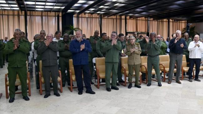 Raúl Castro entre los participantes en el acto conmemorativo.