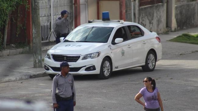 Agentes represivos del régimen cubano.