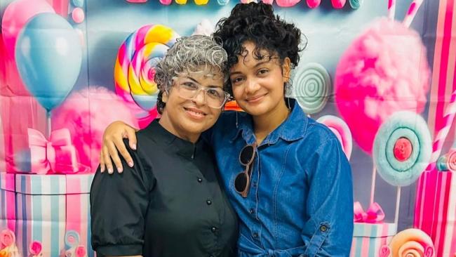 Anna Sofría Benítez y su madre Caridad Silvente.