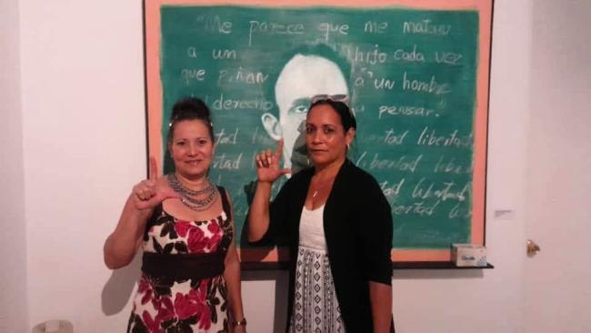 La periodista independiente cubana Yunia Figueredo (derecha).