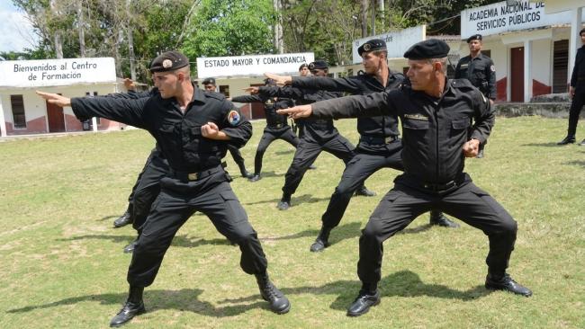 Represores cubanos durante un entrenamiento.