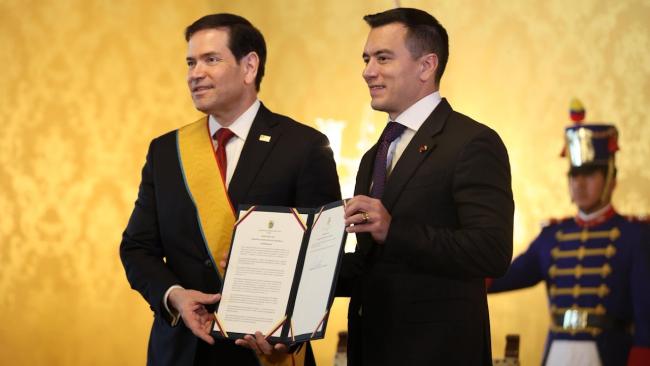 El presidente de Ecuador, Daniel Noboa (der), condecora al secretario de Estado de EEUU, Marco Rubio. 