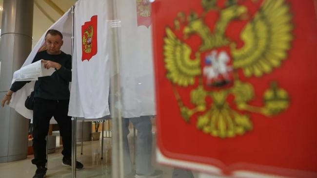 Un hombre en un colegio electoral de Podolsk, Moscú, este domingo. 