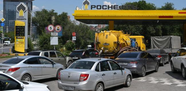 Cola en una gasolinera en Rusia.