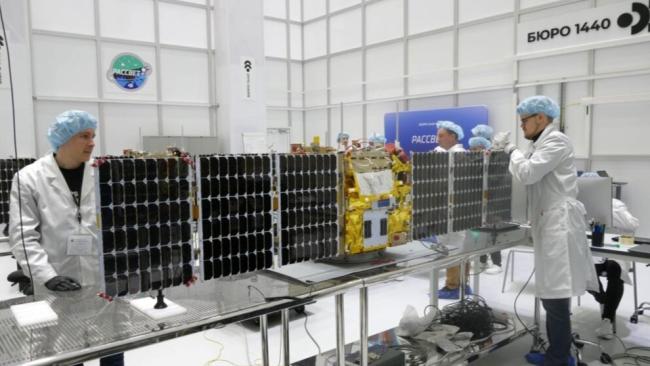 Montaje de satélites en Rusia.
