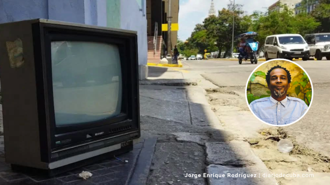 Un televisor en una calle de La Habana.
