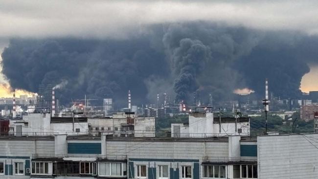 La refinería rusa de Perm envuelta en humo tras un ataque con drones de Ucrania.