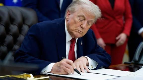 Donald Trump durante la firma de una orden ejecutiva.