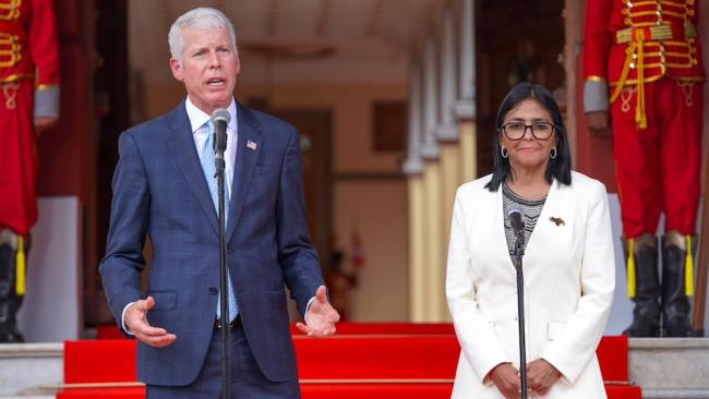El secretario de Estado de Energía de EEUU, Chris Wright, junto a la presidenta interina de Venezuela, Delcy Rodríguez, al anunciar el acuerdo petrolero.