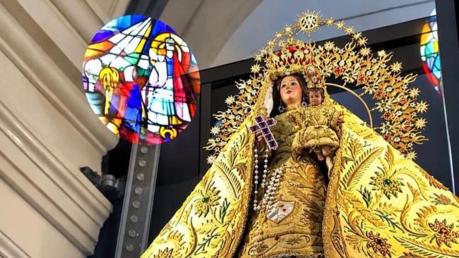 Virgen de la Caridad del Cobre en su altar de Santiago de Cuba.