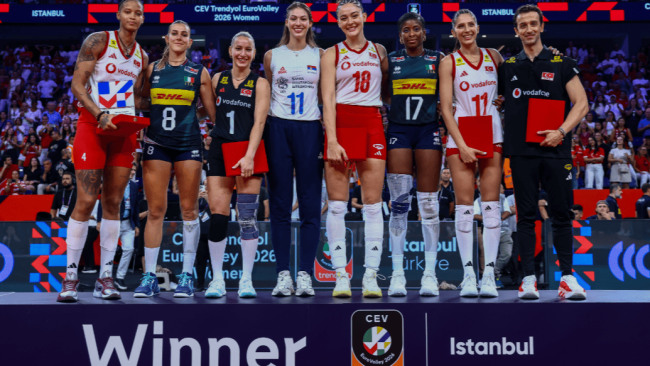 Melissa Vargas (primera a la izq.) en el equipo Todos Estrellas del EuroVolley 2026.