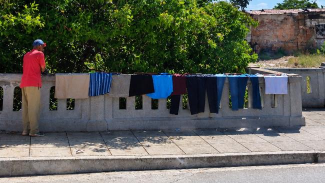 Un anciano vende ropa para mejorar su pensión en Matanzas.