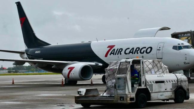 Avión con ayuda humanitaria de EEUU en Cuba.