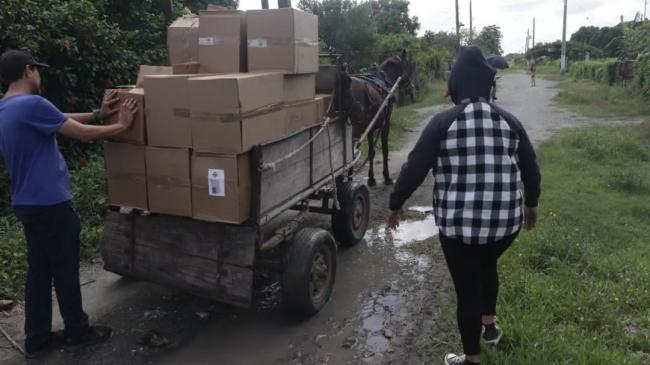 Distribución de ayuda humanitaria en zonas rurales de Camagüey.