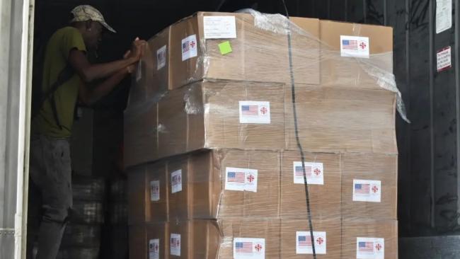 Llegada de la ayuda humanitaria de EEUU a La Habana.