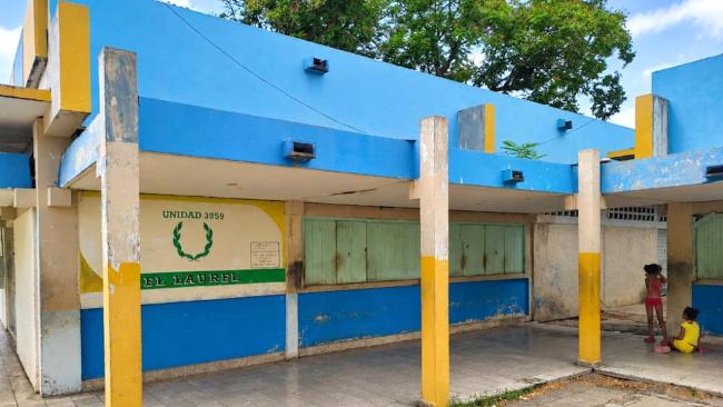 Bodega estatal cerrada en Santiago de Cuba.