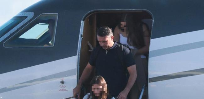 Flávio Bolsonaro y su familia al arribar a EEUU.