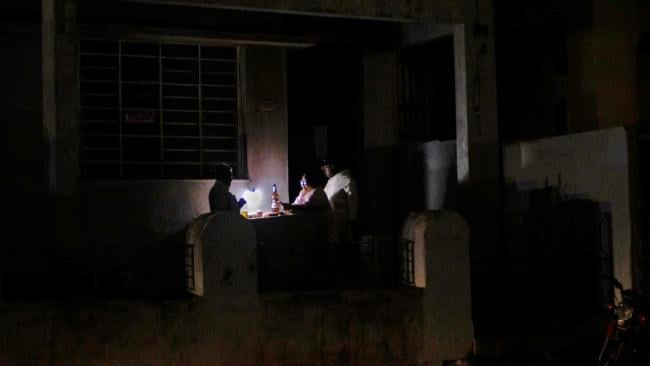 Una familia durante un apagón en La Habana.