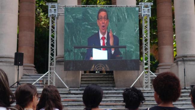 Alumnos de la Universidad de La Habana escuchan al canciller cubano, Bruno Rodríguez, quien interviene en la ONU.