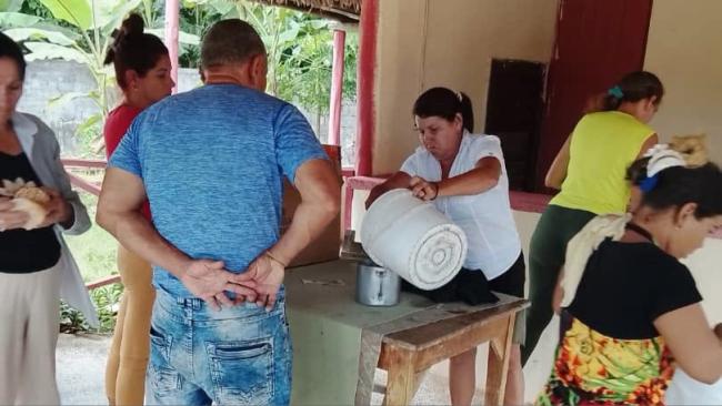 Residentes en Remedios reciben caldosa tras más de 45 días sin electricidad.