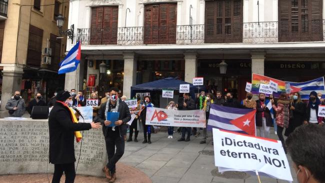 Protesta de activistas cubanos frente al Ministerio de Asuntos Exteriores de España.