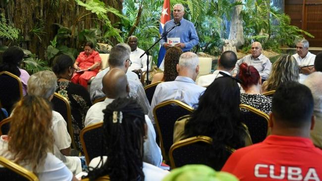 Miguel Díaz-Canel reunido con representantes de instituciones y asociaciones oficialistas.