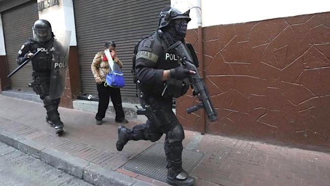 Policías ecuatorianos en acción.