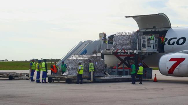 Carga  humanitaria siendo descargada en Camagüey.